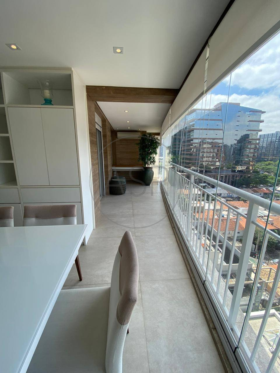 Apartamento Mobiliado à venda em São Paulo-SP, Vila Nova Conceição: 2 quartos, 1 suíte, 1 sala, 2 banheiros, 2 vagas, 80m².
